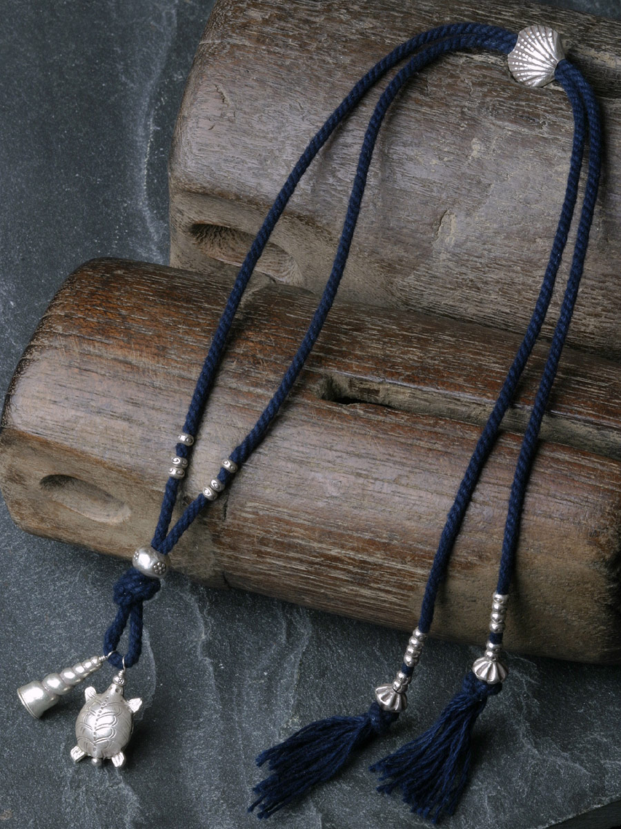 カレン族シルバー ビーズ 藍染手紡ぎ紐 ネックレス フリーサイズ 亀・巻き貝ペンダント SV950 a01-28 クロマニヨン