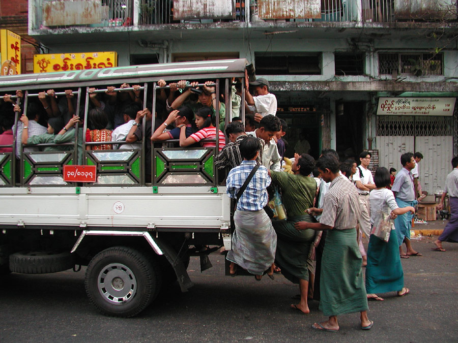 首都ヤンゴンの乗り合いトラック